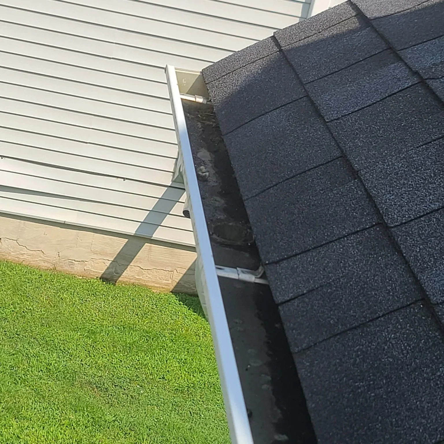 Accessible residential gutter and roof-edge work area